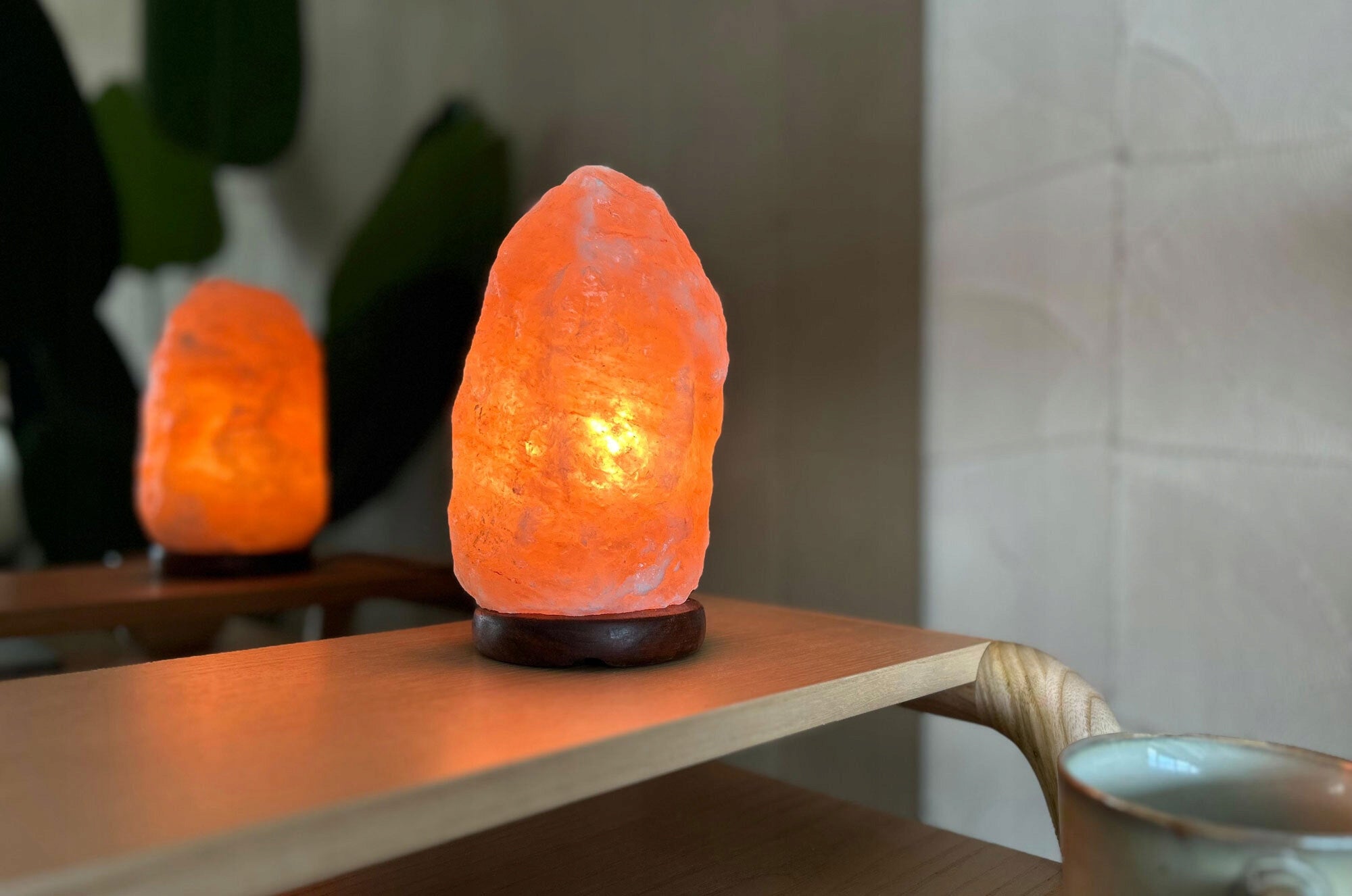 Himalaya Kristall Salzlampe – Handgefertigtes Naturprodukt mit Holzsockel